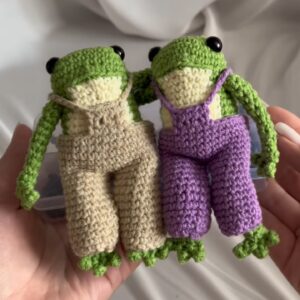 🧶🐸 How to Crochet the Famous Instagram Frog with Overalls and Backpack – Free Pattern